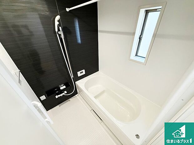 足をゆったり伸ばして一日の疲れを癒してくれる浴槽。窓は少し高めに設置することで、外部からの視線も気にならない設計にし、かつ差し込む光が明るく穏やかな雰囲気にしてくれます！