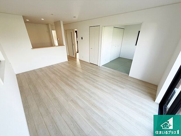 太陽の光が差し込むとっても明るいリビング!思わず微笑みたくなる居心地の良さ。家族団らんの時間も増えそうなくつろぎのLDKで、住む人のこだわりを活かすゆとりある空間♪