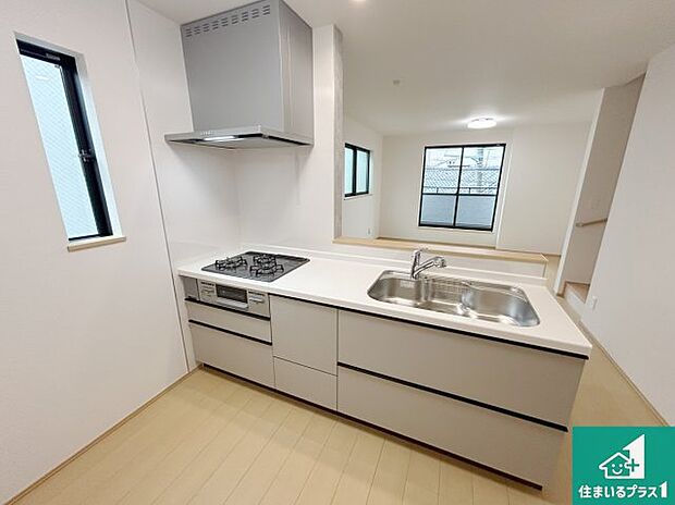 リビングと統一感があり、使い勝手のいいキッチン。広々としているので、二人並んで作業が出来ちゃいます。お子様と一緒に色々なお料理に挑戦できるスペースがあります。