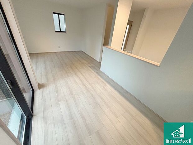 明るいリビングで朝の目覚めもスッキリできそう！対面キッチンでご家族のコミュニケーションも自然と増える設計！小さなお子様が遊ぶスペースを作っても広々とくつろげるLDK！