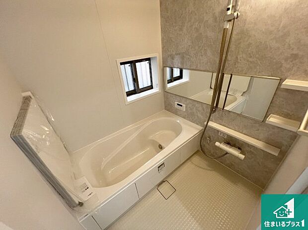 足をゆったり伸ばして寛げる浴槽です。窓が設けられていますので差し込む光が明るく穏やかな雰囲気にしてくれます♪浴室乾燥機も設置しているので、雨の日の洗濯物も安心です♪