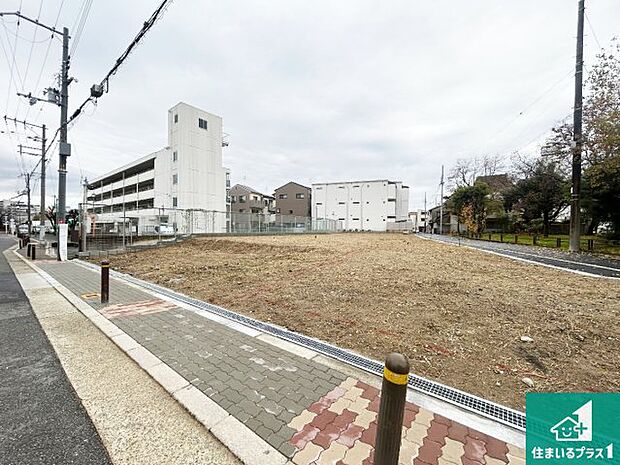周辺は落ち着いた街並みの住宅地!子育てがしやすい住環境です!まだ未完成ですが、現地でしかわからない事もございます。是非一度ご覧ください。