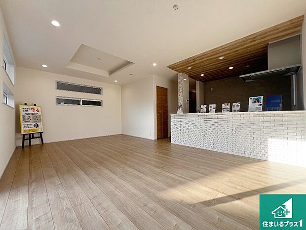 シンプルなリビングは、観葉植物等のインテリアを楽しめますね！パパ好みにも、ママ好みにも家具次第で雰囲気を変えることができます！