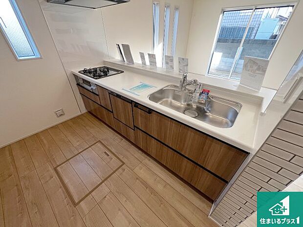 リビングと統一感があり、使い勝手のいいキッチン。広々としているので、二人並んで作業が出来ちゃいます。お子様と一緒に色々なお料理に挑戦できるスペースがあります。