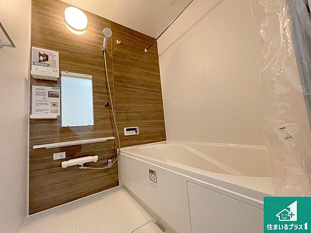 足をゆったり伸ばして寛げる浴槽です。窓が設けられていますので差し込む光が明るく穏やかな雰囲気にしてくれます♪浴室乾燥機も設置しているので、雨の日の洗濯物も安心です♪