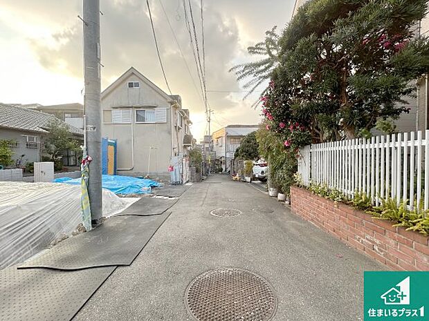 周辺は落ち着いた街並みの住宅地！子育てがしやすい住環境です！まだ未完成ですが、現地でしかわからない事もございます。是非一度ご覧ください。