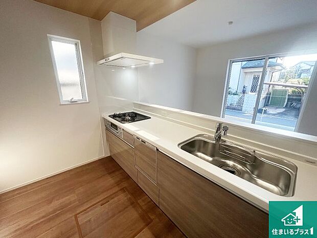 リビングと統一感があり、使い勝手のいいキッチン。広々としているので、二人並んで作業が出来ちゃいます。お子様と一緒に色々なお料理に挑戦できるスペースがあります。