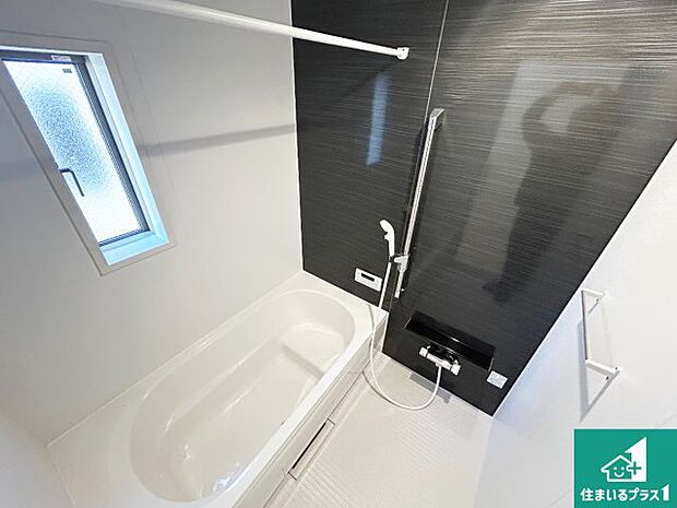 足をゆったり伸ばして寛げる浴槽です。窓が設けられていますので差し込む光が明るく穏やかな雰囲気にしてくれます♪浴室乾燥機も設置しているので、雨の日の洗濯物も安心です♪