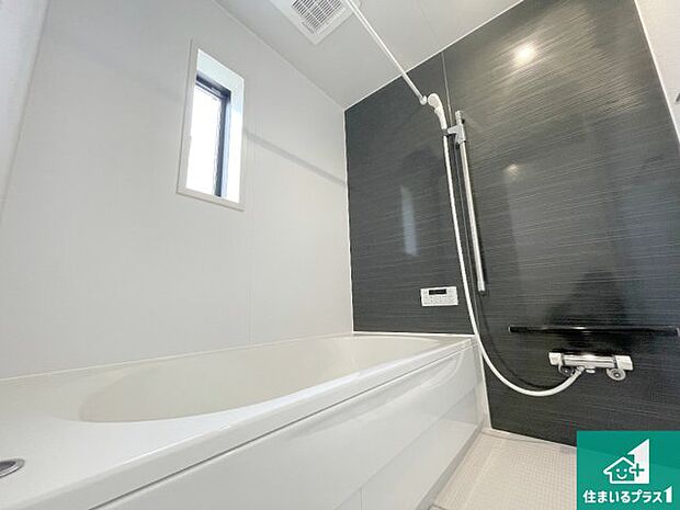 足をゆったり伸ばして寛げる浴槽です。窓が設けられていますので差し込む光が明るく穏やかな雰囲気にしてくれます♪浴室乾燥機も設置しているので、雨の日の洗濯物も安心です♪