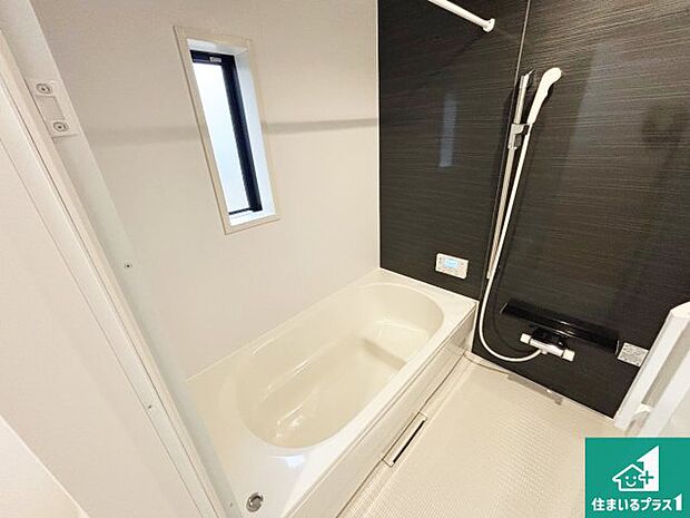 足をゆったり伸ばして一日の疲れを癒してくれる浴槽。窓は少し高めに設置することで、外部からの視線も気にならない設計にし、かつ差し込む光が明るく穏やかな雰囲気にしてくれます！