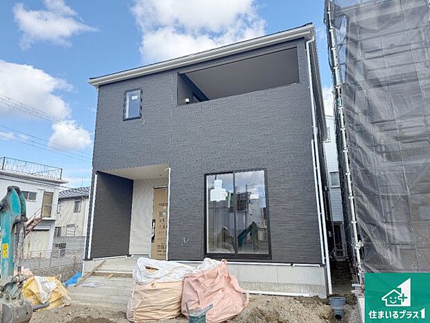 周辺は落ち着いた街並みの住宅地！子育てがしやすい住環境です！まだ未完成ですが、現地でしかわからない事もございます。是非一度ご覧ください。