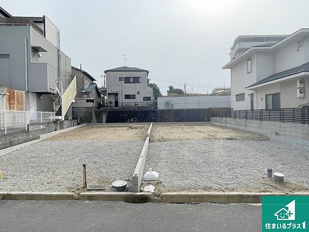 周辺は落ち着いた街並みの住宅地！子育てがしやすい住環境です！まだ未完成ですが、現地でしかわからない事もございます。是非一度ご覧ください。