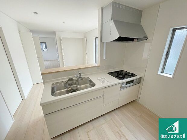 リビングと統一感があり、使い勝手のいいキッチン。広々としているので、二人並んで作業が出来ちゃいます。お子様と一緒に色々なお料理に挑戦できるスペースがあります。