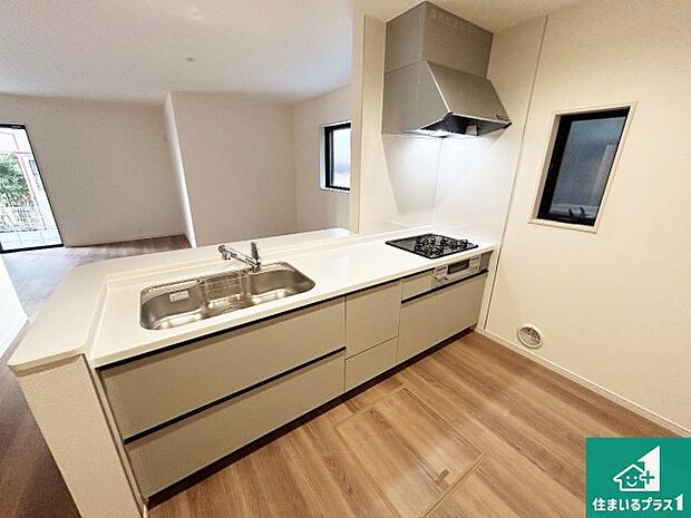 リビングと統一感があり、使い勝手のいいキッチン。広々としているので、二人並んで作業が出来ちゃいます。お子様と一緒に色々なお料理に挑戦できるスペースがあります。