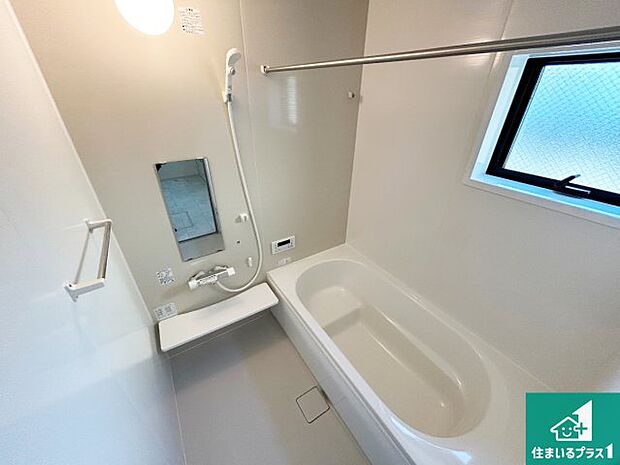 足をゆったり伸ばして寛げる浴槽です。窓が設けられていますので差し込む光が明るく穏やかな雰囲気にしてくれます♪浴室乾燥機も設置しているので、雨の日の洗濯物も安心です♪