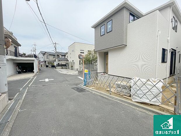 周辺は落ち着いた街並みの住宅地！子育てがしやすい住環境です！まだ未完成ですが、現地でしかわからない事もございます。是非一度ご覧ください。