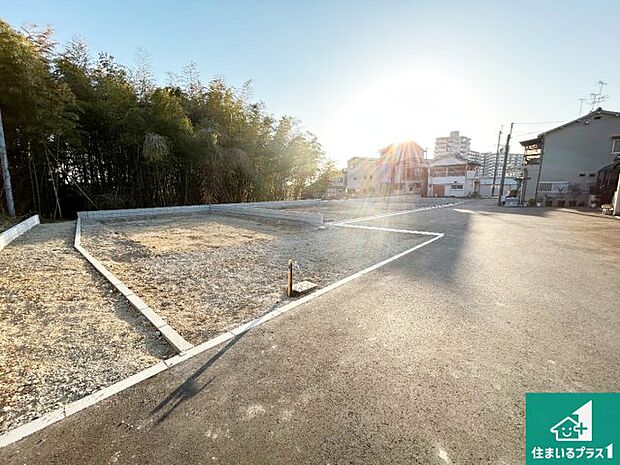 周辺は落ち着いた街並みの住宅地！子育てがしやすい住環境です！まだ未完成ですが、現地でしかわからない事もございます。是非一度ご覧ください。