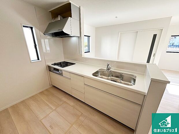 リビングと統一感があり、使い勝手のいいキッチン。広々としているので、二人並んで作業が出来ちゃいます。お子様と一緒に色々なお料理に挑戦できるスペースがあります。