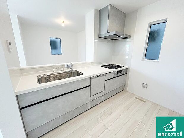 リビングと統一感があり、使い勝手のいいキッチン。広々としているので、二人並んで作業が出来ちゃいます。お子様と一緒に色々なお料理に挑戦できるスペースがあります。