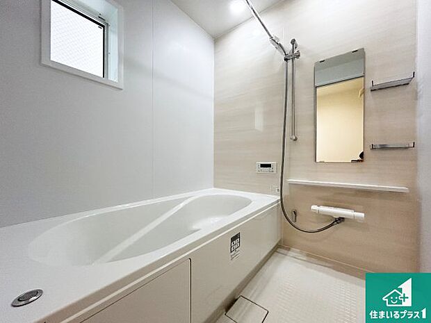 足をゆったり伸ばして寛げる浴槽です。窓が設けられていますので差し込む光が明るく穏やかな雰囲気にしてくれます♪浴室乾燥機も設置しているので、雨の日の洗濯物も安心です♪