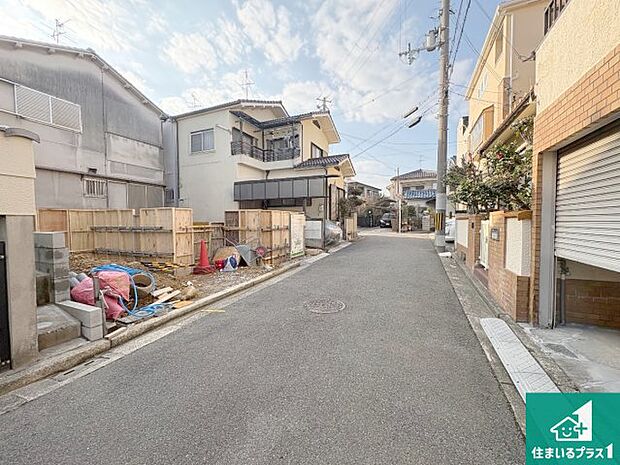 周辺は落ち着いた街並みの住宅地！子育てがしやすい住環境です！まだ未完成ですが、現地でしかわからない事もございます。是非一度ご覧ください。