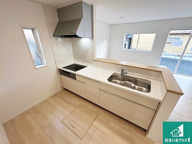 リビングと統一感があり、使い勝手のいいキッチン。広々としているので、二人並んで作業が出来ちゃいます。お子様と一緒に色々なお料理に挑戦できるスペースがあります。