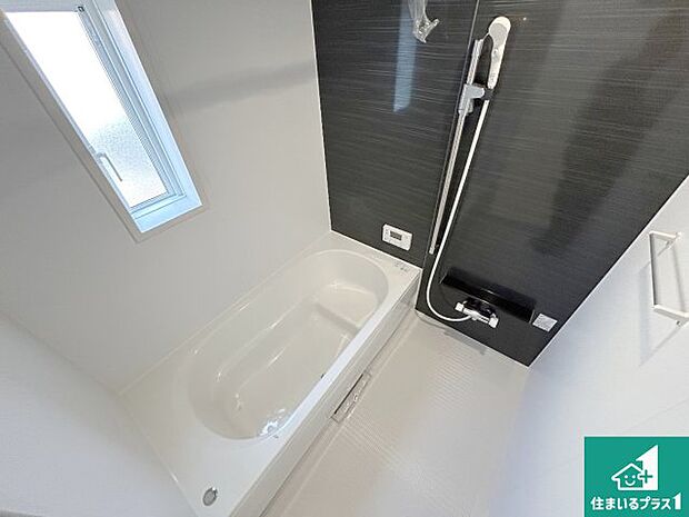足をゆったり伸ばして寛げる浴槽です。窓が設けられていますので差し込む光が明るく穏やかな雰囲気にしてくれます♪浴室乾燥機も設置しているので、雨の日の洗濯物も安心です♪