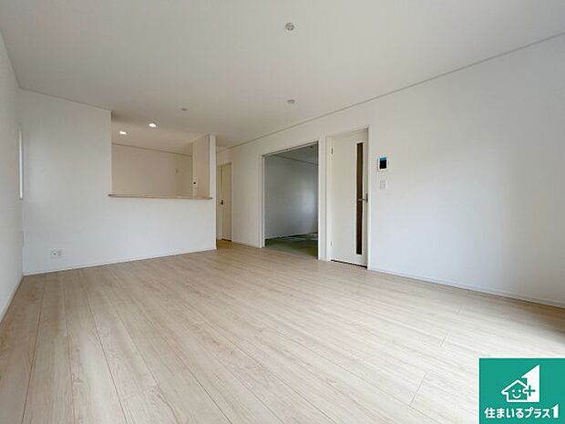 シンプルなリビングは、ソファーを置いたり、観葉植物を置いたり、家具の配置やインテリアで住む人のこだわりを活かすゆとりある空間にしてください♪