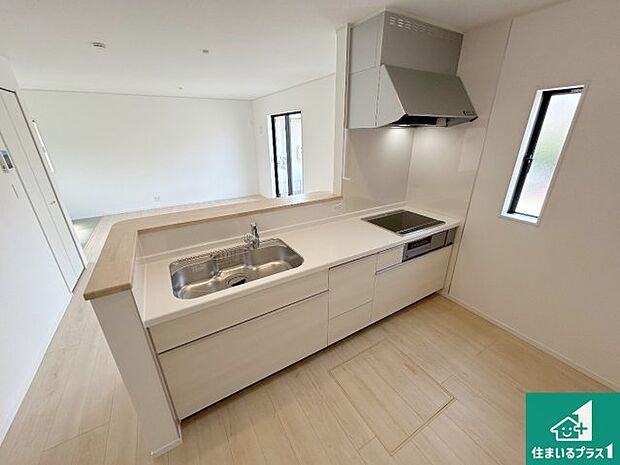 収納豊富！浄水器付きキッチン！お子さまの様子を見ながらお料理を楽しむことができますね。家族のコミュニケーションが増え会話もはずみそう！