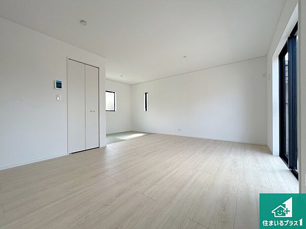 太陽の光が差し込むとっても明るいリビング！思わず微笑みたくなる居心地の良さ。家族団らんの時間も増えそうなくつろぎのＬＤＫで、住む人のこだわりを活かすゆとりある空間♪