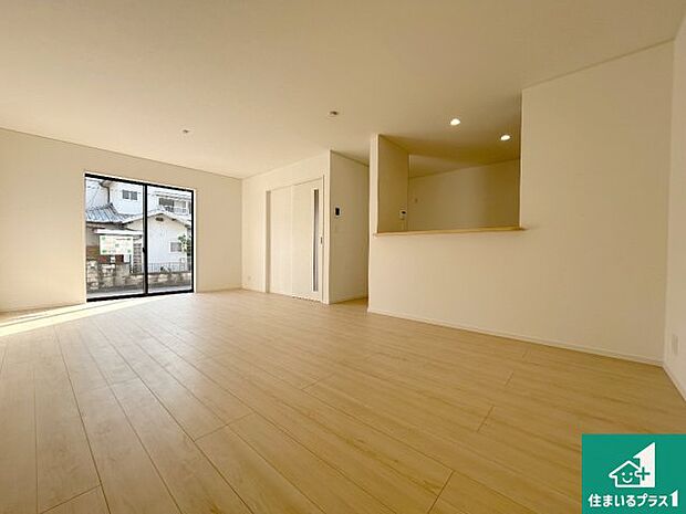 シンプルなリビングは、ソファーを置いたり、観葉植物を置いたり、家具の配置やインテリアで住む人のこだわりを活かすゆとりある空間にしてください♪