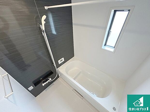 足をゆったり伸ばして一日の疲れを癒してくれる浴槽。窓は少し高めに設置することで、外部からの視線も気にならない設計にし、かつ差し込む光が明るく穏やかな雰囲気にしてくれます！