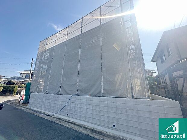 周辺は落ち着いた街並みの住宅地！子育てがしやすい住環境です！まだ未完成ですが、現地でしかわからない事もございます。是非一度ご覧ください。