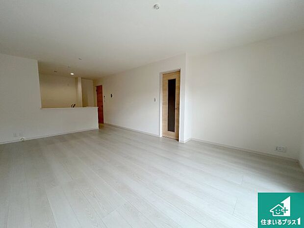 シンプルなリビングは、観葉植物等のインテリアを楽しめますね!パパ好みにも、ママ好みにも家具次第で雰囲気を変えることができます!