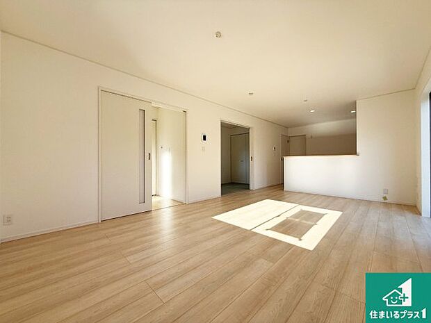 シンプルなリビングは、観葉植物等のインテリアを楽しめますね！パパ好みにも、ママ好みにも家具次第で雰囲気を変えることができます！