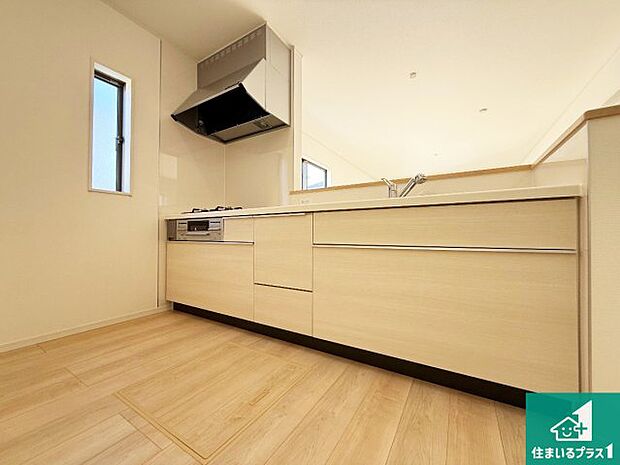 リビングと統一感があり、使い勝手のいいキッチン。広々としているので、二人並んで作業が出来ちゃいます。お子様と一緒に色々なお料理に挑戦できるスペースがあります。