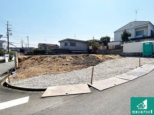 周辺は落ち着いた街並みの住宅地！子育てがしやすい住環境です！まだ未完成ですが、現地でしかわからない事もございます。是非一度ご覧ください。
