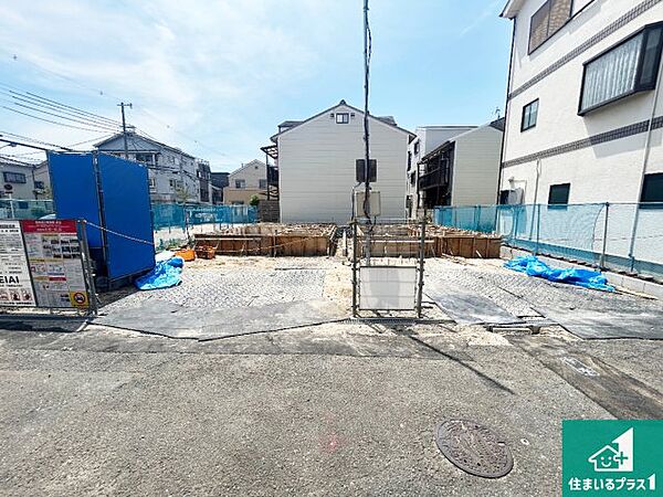 周辺は落ち着いた街並みの住宅地！子育てがしやすい住環境です！まだ未完成ですが、現地でしかわからない事もございます。是非一度ご覧ください。
