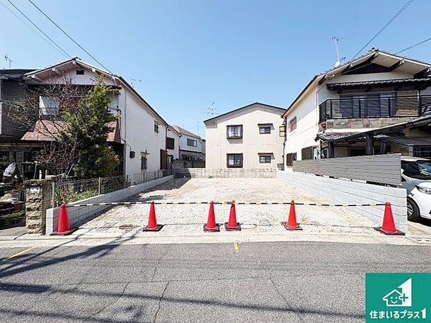 周辺は落ち着いた街並みの住宅地!子育てがしやすい住環境です!まだ未完成ですが、現地でしかわからない事もございます。是非一度ご覧ください。