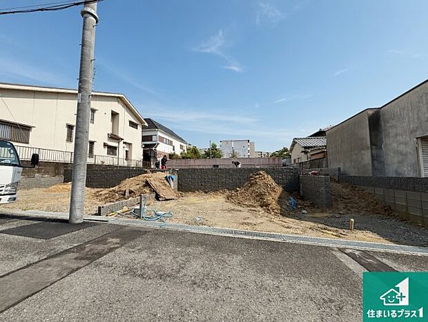 周辺は落ち着いた街並みの住宅地!子育てがしやすい住環境です!まだ未完成ですが、現地でしかわからない事もございます。是非一度ご覧ください。