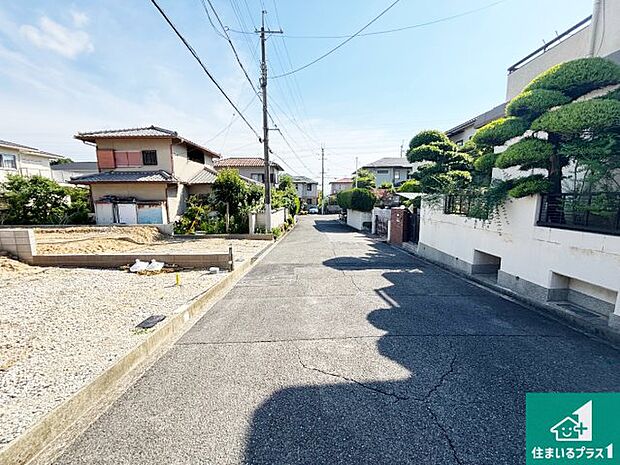 周辺は落ち着いた街並みの住宅地！子育てがしやすい住環境です！まだ未完成ですが、現地でしかわからない事もございます。是非一度ご覧ください。