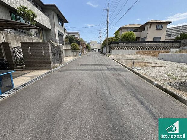 周辺は落ち着いた街並みの住宅地！子育てがしやすい住環境です！まだ未完成ですが、現地でしかわからない事もございます。是非一度ご覧ください。