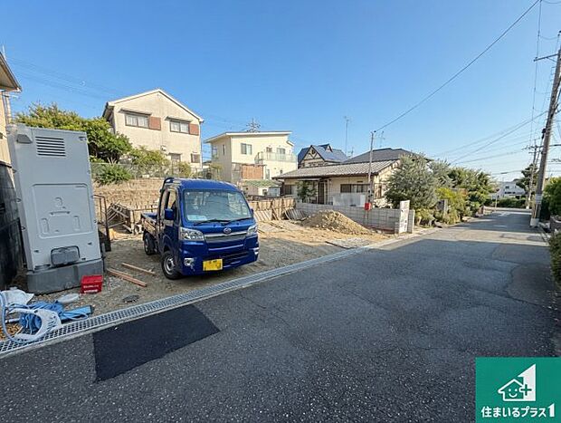 周辺は落ち着いた街並みの住宅地！子育てがしやすい住環境です！まだ未完成ですが、現地でしかわからない事もございます。是非一度ご覧ください。