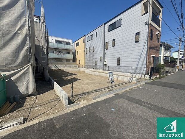 周辺は落ち着いた街並みの住宅地！子育てがしやすい住環境です！まだ未完成ですが、現地でしかわからない事もございます。是非一度ご覧ください。