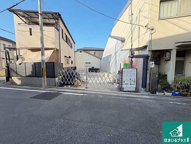 周辺は落ち着いた街並みの住宅地！子育てがしやすい住環境です！まだ未完成ですが、現地でしかわからない事もございます。是非一度ご覧ください。