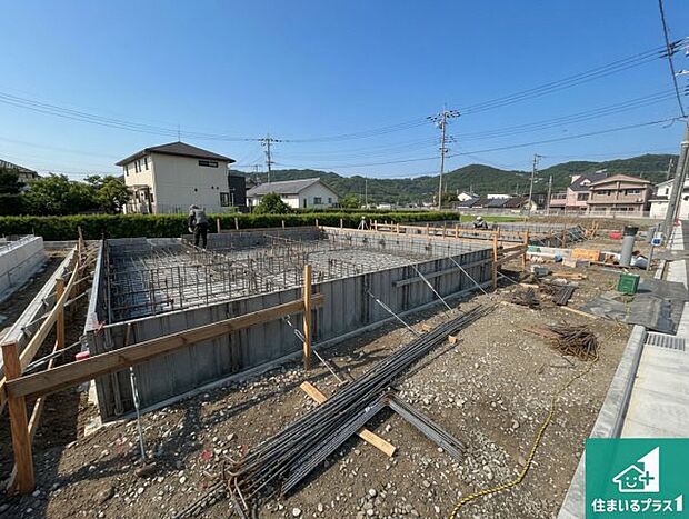 周辺は落ち着いた街並みの住宅地！子育てがしやすい住環境です！まだ未完成ですが、現地でしかわからない事もございます。是非一度ご覧ください。