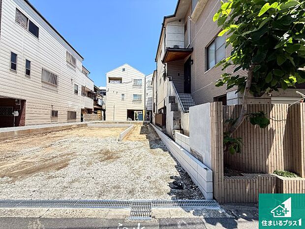 周辺は落ち着いた街並みの住宅地!子育てがしやすい住環境です!まだ未完成ですが、現地でしかわからない事もございます。是非一度ご覧ください。