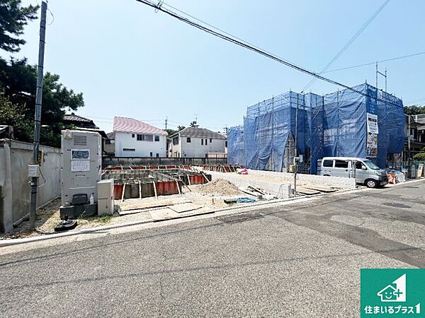 周辺は落ち着いた街並みの住宅地！子育てがしやすい住環境です！まだ未完成ですが、現地でしかわからない事もございます。是非一度ご覧ください。