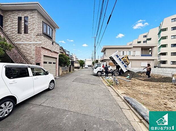 周辺は落ち着いた街並みの住宅地!子育てがしやすい住環境です!まだ未完成ですが、現地でしかわからない事もございます。是非一度ご覧ください。