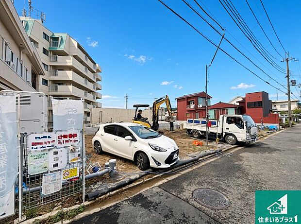 周辺は落ち着いた街並みの住宅地!子育てがしやすい住環境です!まだ未完成ですが、現地でしかわからない事もございます。是非一度ご覧ください。
